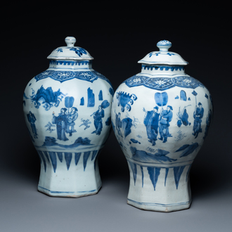 Une paire de vases couverts en porcelaine de Chine en bleu et blanc à décor de figures dans un paysage, époque Transition