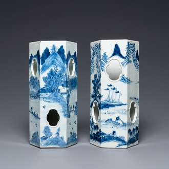 Deux porte-chapeaux en porcelaine de Chine en bleu et blanc à décor de paysages, Chine, 19ème