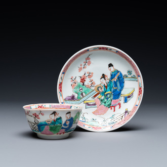 Une tasse et soucoupe en porcelaine de Chine famille rose à décor d'un couple sur une terrasse, Qianlong