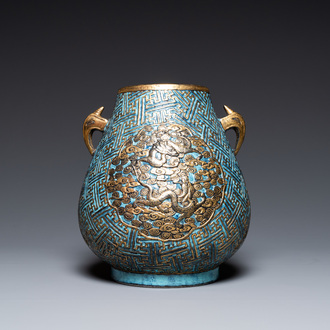 Un vase de forme 'hu' en porcelaine de Chine aux émaux imitant le bronze et 'robin's egg', marque de Qianlong, 19ème