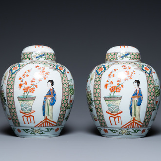 Une paire de pots couverts en porcelaine famille verte de style Kangxi, Samson, France, 19ème
