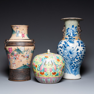 Deux vases en porcelaine de Chine dite 'de Nankin' et un pot couvert en famille rose, 19ème