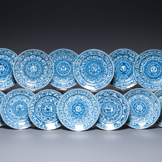 Treize assiettes en porcelaine de Chine en bleu et blanc, Kangxi