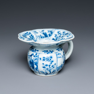 Un crachoir en porcelaine de Chine en bleu et blanc, Kangxi