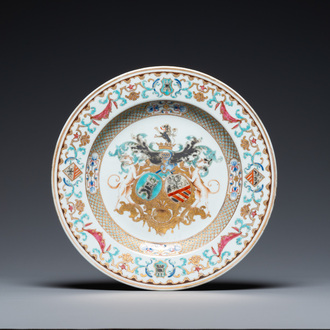Un plat armorié en porcelaine de Chine aux armes de 'Bistrate et Proli' pour le marché belge, Qianlong