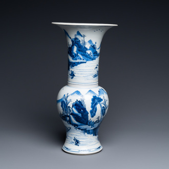 Un vase de forme 'yenyen' en porcelaine de Chine en bleu et blanc, Kangxi