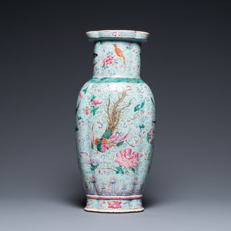 Un vase en porcelaine de Chine famille rose à fond turquoise, 19ème