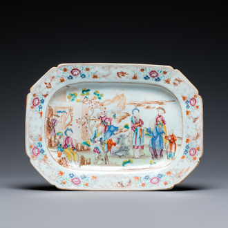 Un plat de forme octagonale en porcelaine de Chine famille rose à décor mandarin, Qianlong