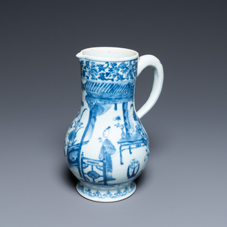 Une verseuse en porcelaine de Chine en bleu et blanc, Yongzheng