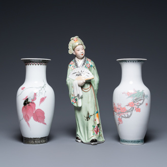 Een Chinese famille rose figuur en twee vaasjes, 20e eeuw