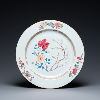 Un plat en porcelaine de Chine famille rose à décor floral, Qianlong