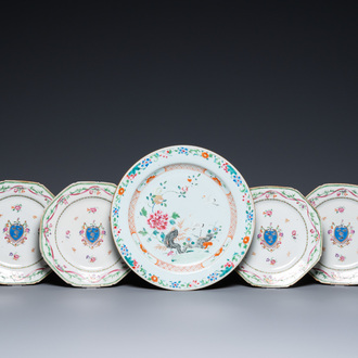 Un plat à décor de grues et quatre assiettes armoriées en porcelaine de Chine famille rose, Qianlong