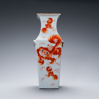 Un vase de forme carrée en porcelaine de Chine à décor de lions bouddhistes en rouge de fer, 19ème