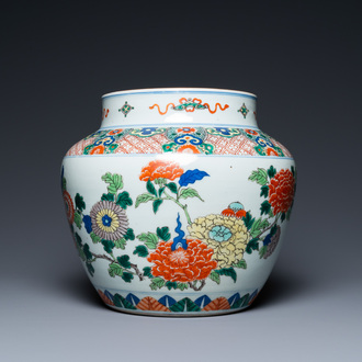 Un vase en porcelaine de Chine wucai à décor floral, 19ème