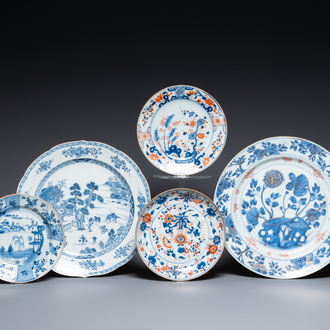 Trois assiettes et deux plats en porcelaine de Chine en bleu et blanc et de style Imari, Kangxi/Qianlong