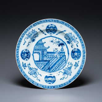 Un plat en porcelaine de Chine en bleu et blanc à décor d'un garçon, Kangxi