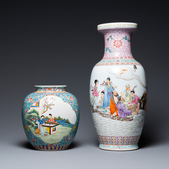 Deux vases en porcelaine de Chine famille rose, marques de Qianlong, République