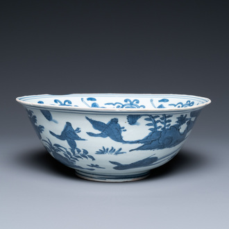 Un bol en porcelaine de Chine en bleu et blanc à décor de grues, Ming