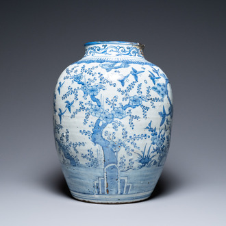 Un grand vase en porcelaine de Chine en bleu et blanc à décor des 'Trois amis de l'hiver', Ming