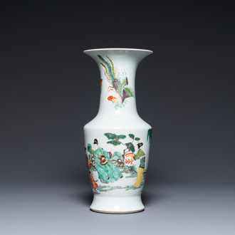 Un vase en porcelaine de Chine famille rose à décor narratif, 18/19ème