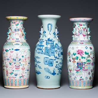 Twee Chinese famille rose vazen en een blauw-witte celadon vaas met antiquiteiten, 19e eeuw