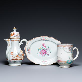 Une cafetière, une chope et un plat en porcelaine de Chine famille rose, Qianlong