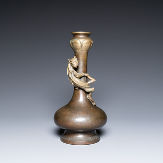Un vase de type 'hu' en bronze, marque et époque de Qianlong