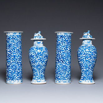 Une garniture de quatre vases en porcelaine de Chine en bleu et blanc, marque de Kangxi, 19ème