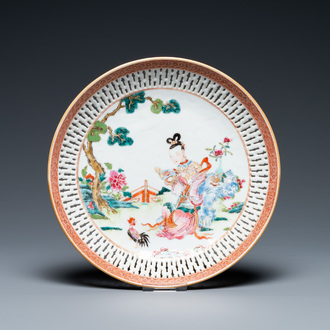 Une assiette en porcelaine de Chine famille rose à bordure ajourée, Yongzheng