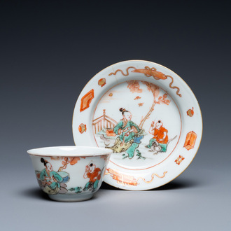 Une tasse et soucoupe en porcelaine de Chine famille verte, Kangxi