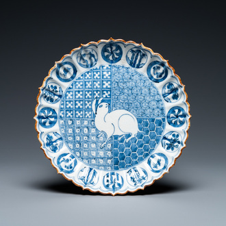Une assiette en porcelaine Arita de Japon en bleu et blanc à décor d'un lièvre, Edo, début du 18ème