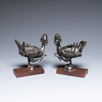 Een paar Chinese bronzen wierookbranders in de vorm van mandarijneenden, Ming