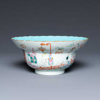 Un bol en porcelaine de Chine à décor 'bajixiang', marque et époque de Jiaqing