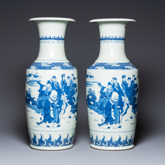 Une paire de vases en porcelaine de Chine en bleu et blanc, 19ème