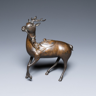 Een Chinese bronzen wierookbrander in de vorm van een hert, Kangxi