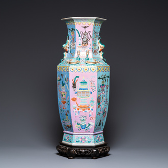 Un vase de forme hexagonale en porcelaine de Chine famille rose à décor d'antiquités, 19ème