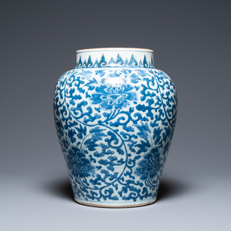 Un vase en porcelaine de Chine en bleu et blanc à décor de rinceaux de pivoines, Kangxi