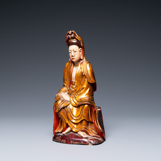 Een Vietnamese beschilderde, vergulde en gelakte houten figuur van Guanyin, 18/19e eeuw