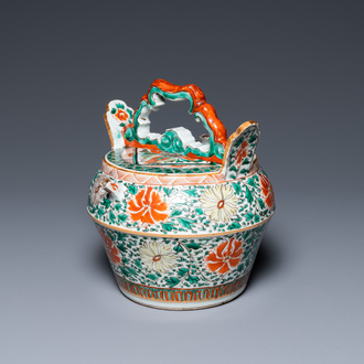 Un pot à chaux couvert en porcelaine de Chine famille verte à décor floral pour le Vietnam, Kangxi