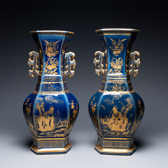 Een paar Chinese monochrome blauwe vazen met verguld decor, Qianlong