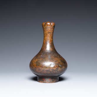 Een Chinese bronzen 'hu' wijnkan met knoflookhals, Oostelijke Zhou/Han