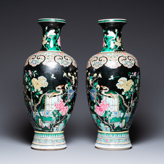 Une paire de vases en porcelaine de Chine famille noire, 19ème