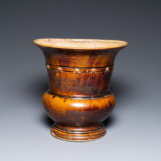 Un grand vase de forme 'zhadou' en grès émaillé brun, Vietnam, Dynastie Trần