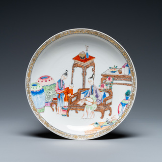 Une assiette en porcelaine de Chine famille rose à décor d'une femme, son fils et leur servante dans un intérieur, Yongzheng