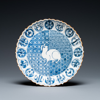 Assiette en porcelaine Arita de Japon en bleu et blanc à décor d'un lièvre, Edo, début du 18ème