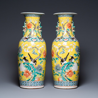 Une paire de vases en porcelaine de Chine famille rose à fond jaune, 19ème