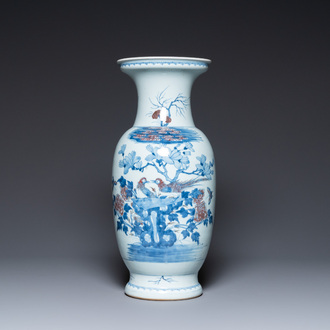 Un vase en porcelaine de Chine en bleu, blanc et rouge de cuivre, 18/19ème