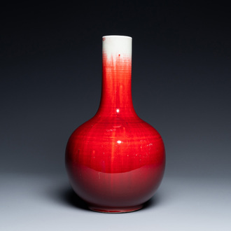 Un vase de forme bouteille en porcelaine de Chine à émail langyao, 19/20ème