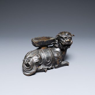 L'animal mythique 'Kaiming Shou' portant un base de lotus en bronze, Chine, Ming