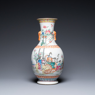 Un vase en porcelaine de Chine famille rose figurant un chariot tiré par un cerf, 19ème